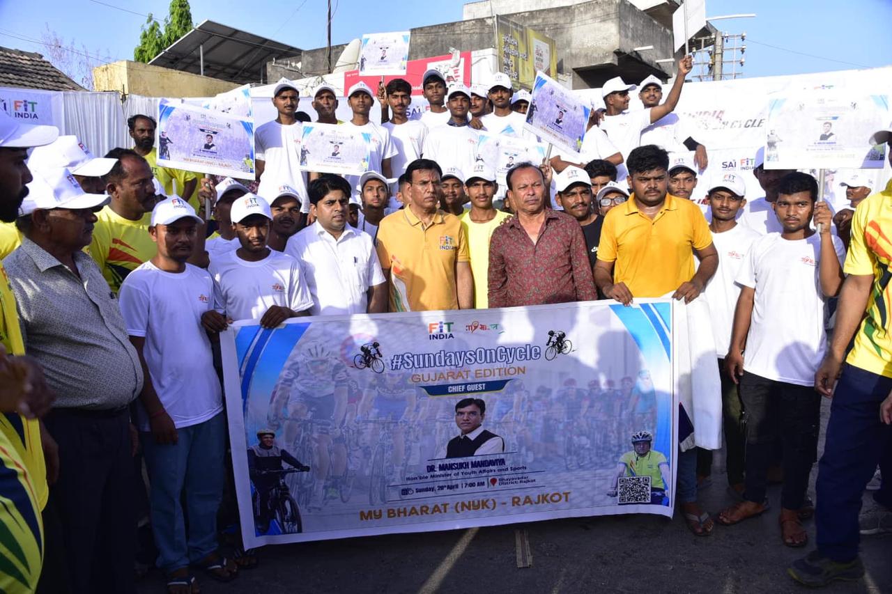 Dr. Mansukh Mandaviya Cycles in Rajkot for Healthy Living, While Rahul Bose Joins 'Fit India Sundays' in Delhi